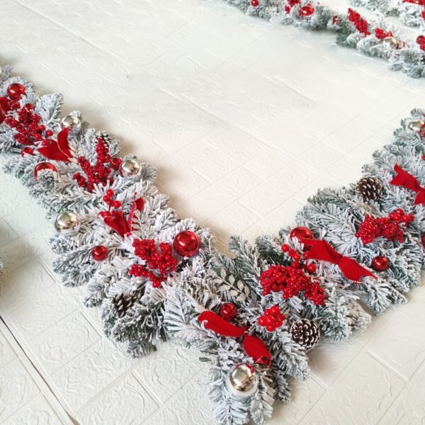 1pc Festive Christmas Garland Door Hanging - Artificial Snow Flocked Vine with Red Berries and Ornaments, Plastic and Rattan Holiday Wreath Decoration, No Feathers, Non-Electric - 图片 4